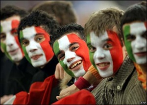 http://www.noisiamolarivoluzione.com/wp-content/uploads/2008/11/_41340618_italians_416_afp.jpg
